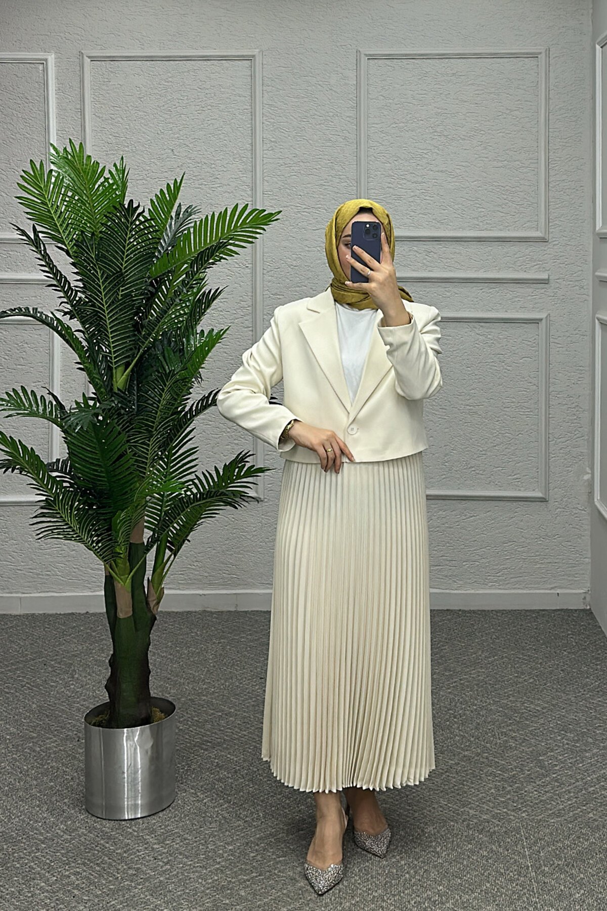 Pileli Krem Rengi Etekli Takım